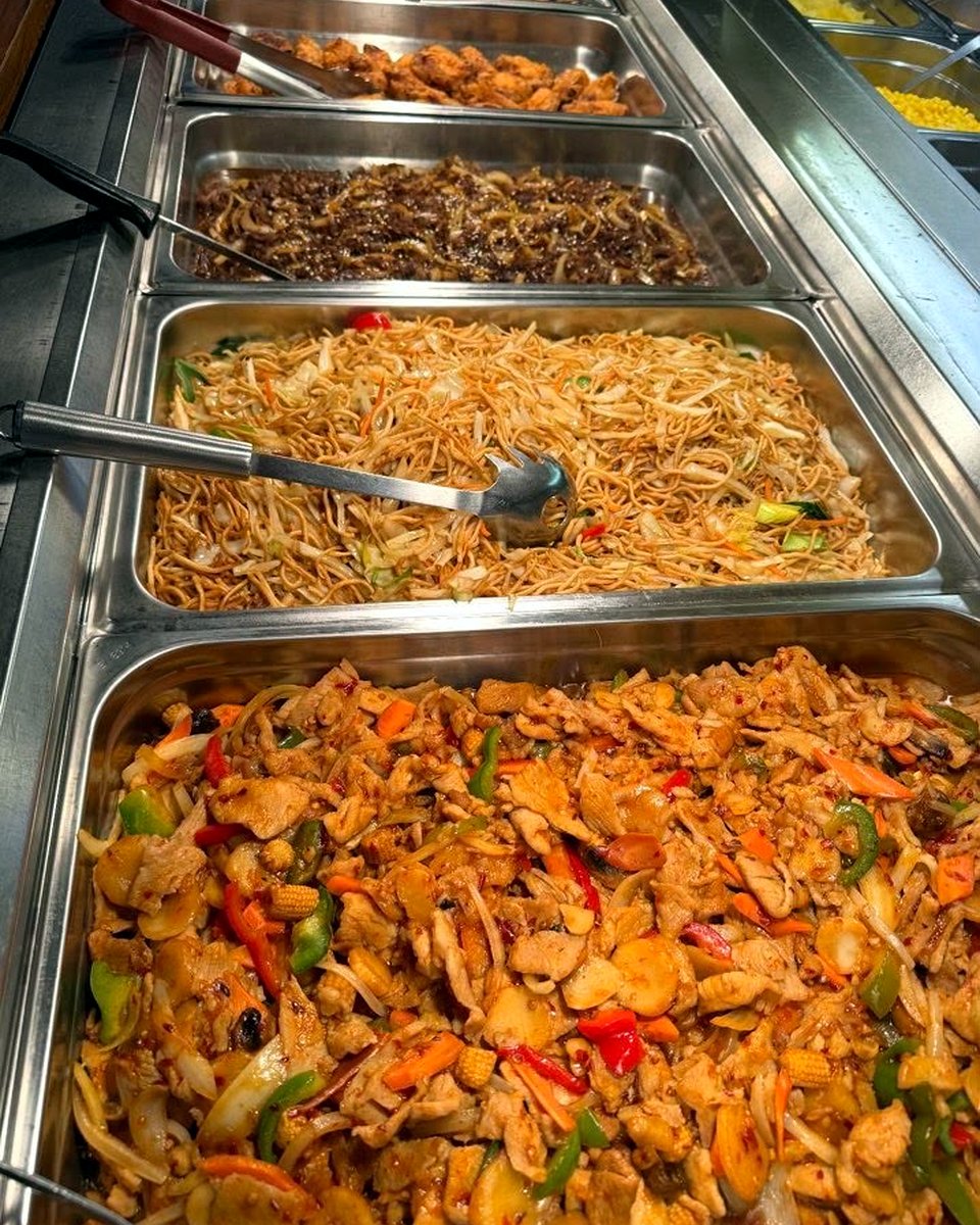 Buffén hos Thai House med wokade nudlar och kyckling i rad