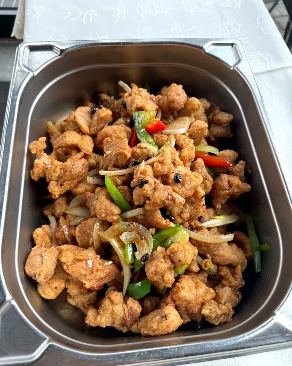 Friterad kyckling wokad med paprika och lök