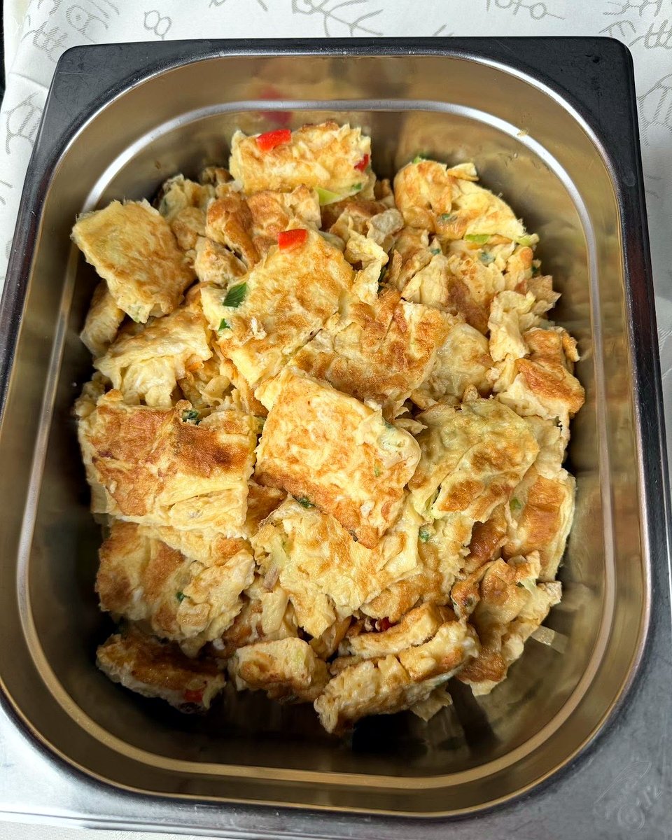 Thailändsk omelett med salladslök och paprika